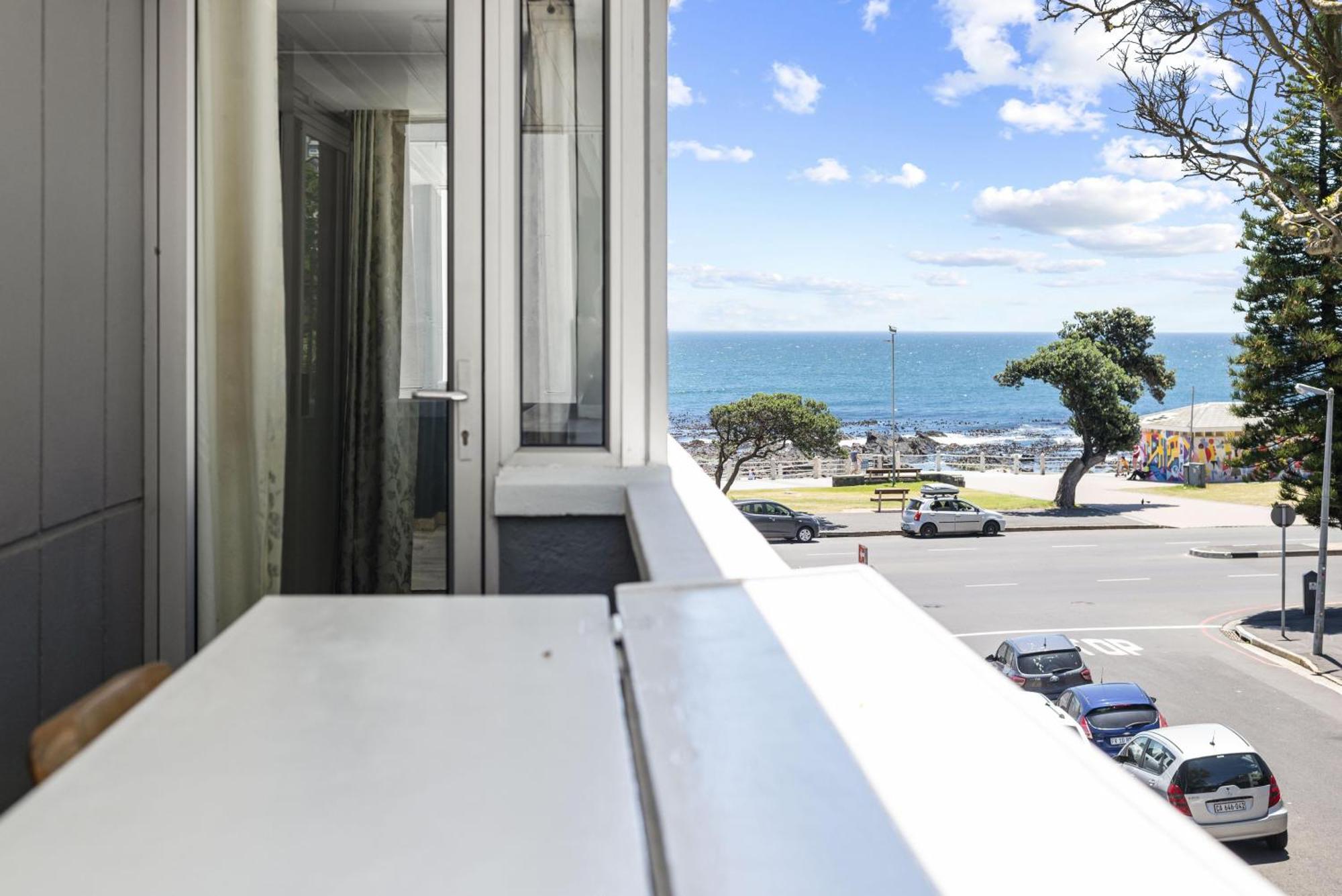 259 On Beach: 1 Bedroom For 4 In Sea Point Apartment Cape Town