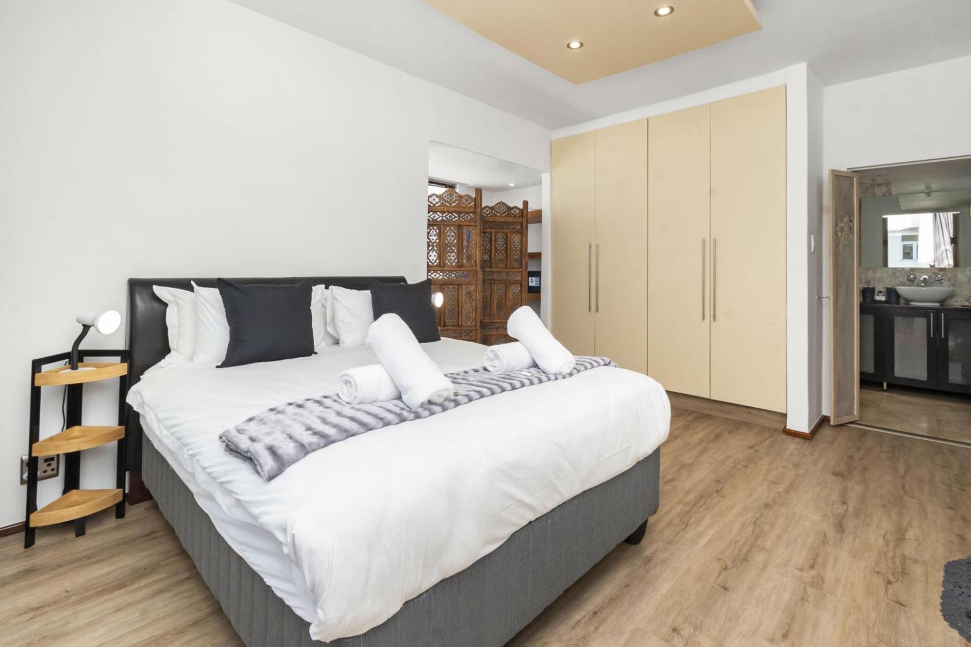 Apartment 259 On Beach: 1 Bedroom For 4 In Sea Point Cape Town