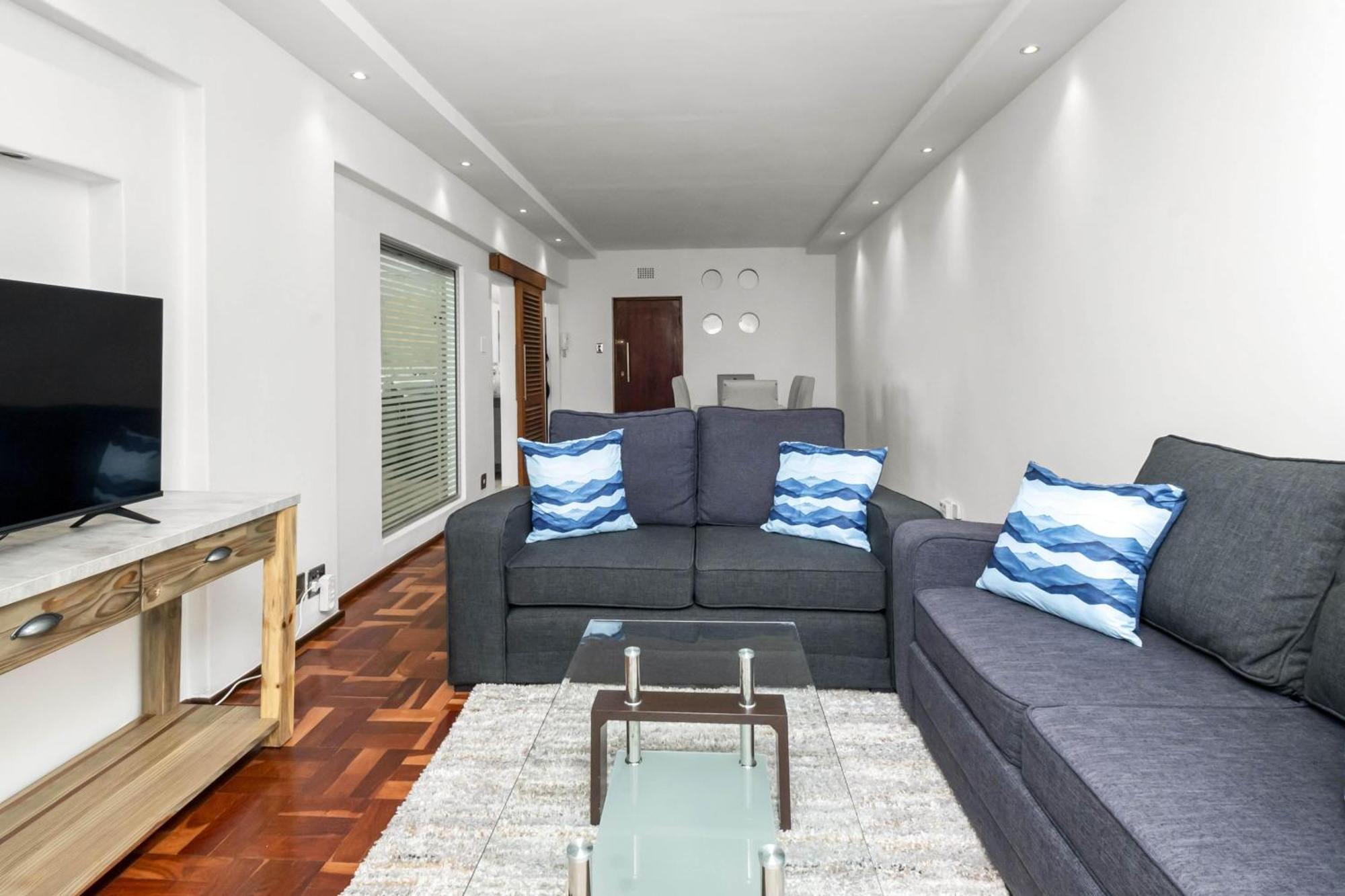 259 On Beach: 1 Bedroom For 4 In Sea Point * Cape Town